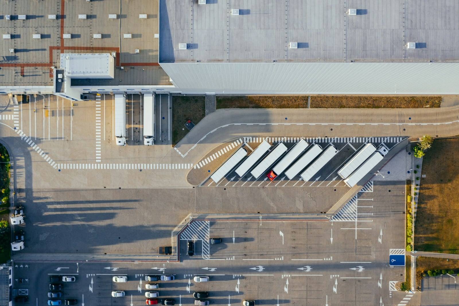 Distributiecentrum met vrachtwagens aan het dock